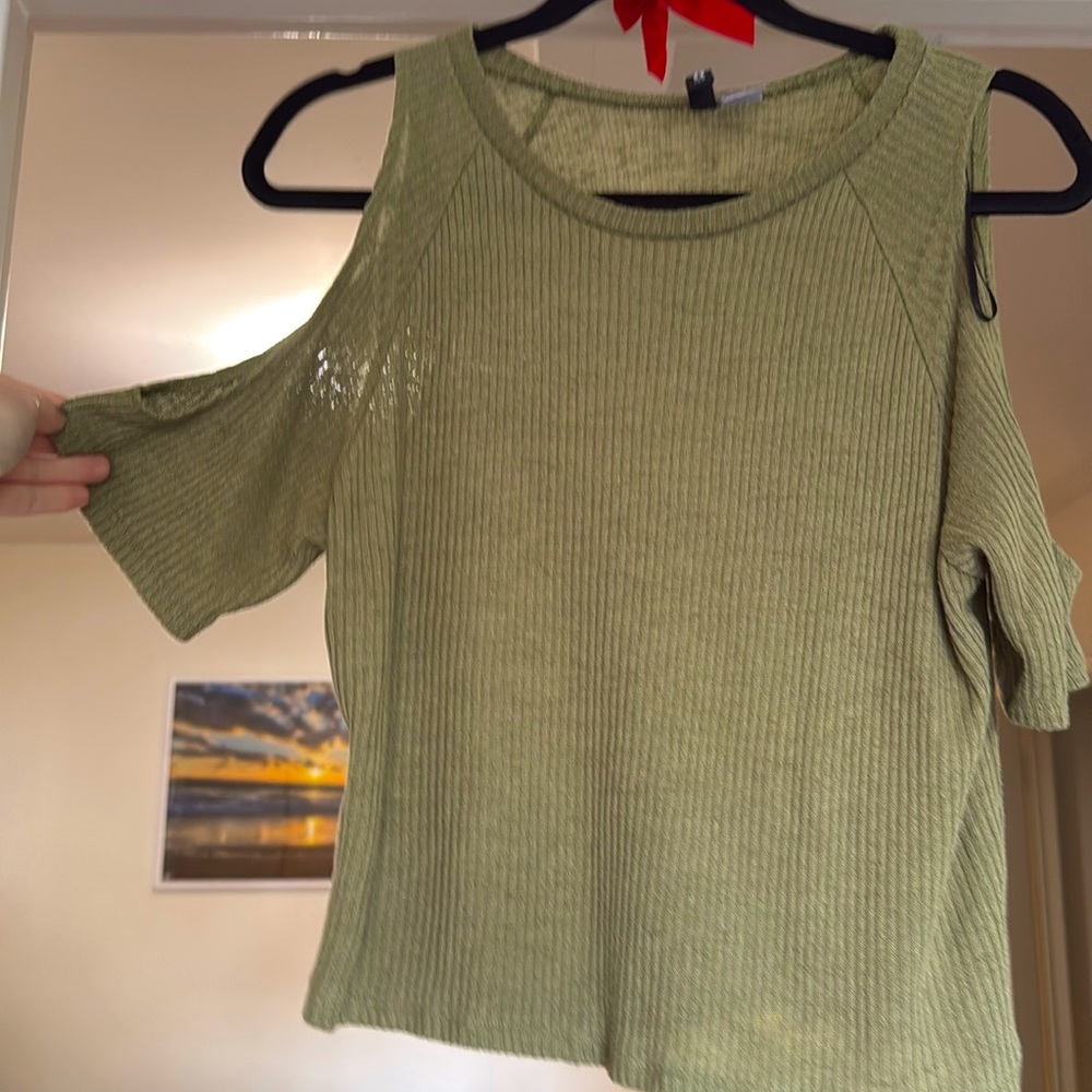 Olive/Army green top with shoulder cutouts 
Size XS - Divided brand